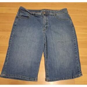 St. John's Bay Capri Women's size 16 Medium Wash Blue Denim Jeans